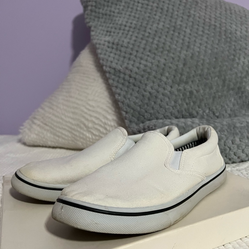 White canvas sneakers (size 8)